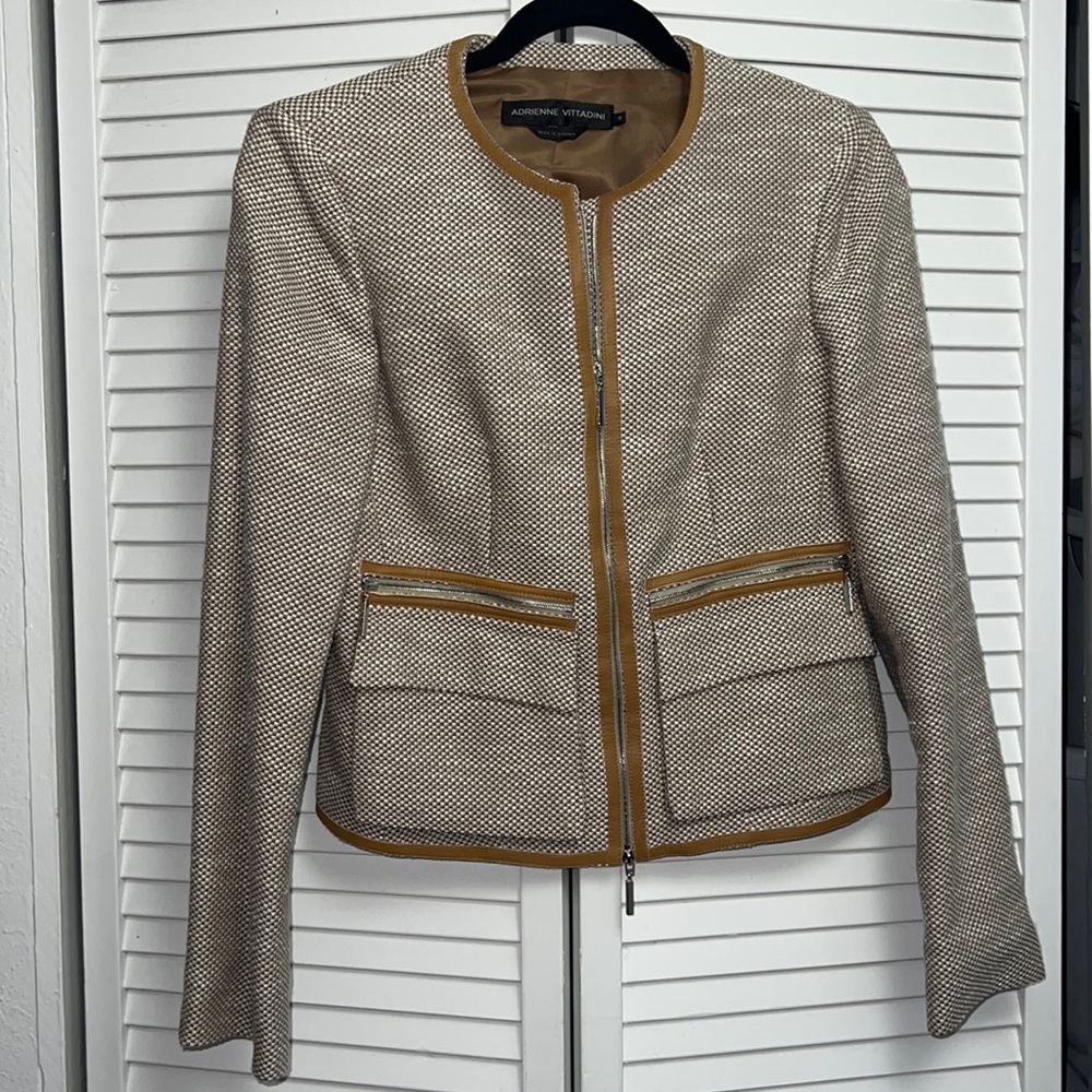 Adrienne Vittadini Sz 6 tan and white zip up blazer